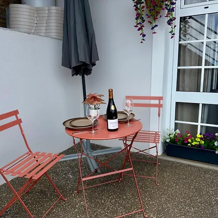 Airport Oasis Santa Cruz